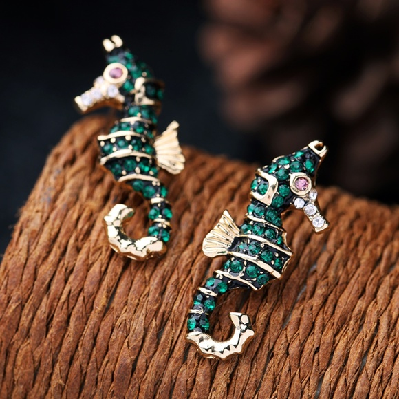 LiveChicStyle Jewelry - Stunning Seahorse Gold Earrings